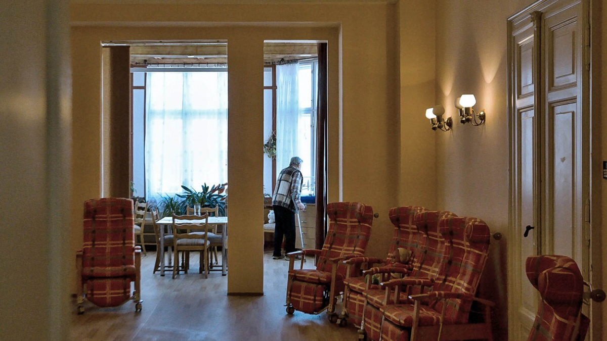 Kdo se postará o staré a nemocné? V Česku chybí tisíce pečovatelů