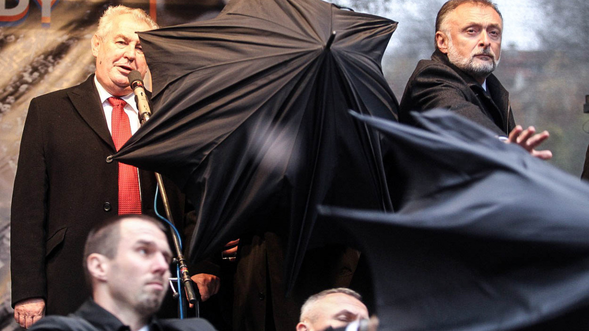 Muže, který neházel vejce na Zemana, zprostili viny. Policistům soudce uštědřil políček