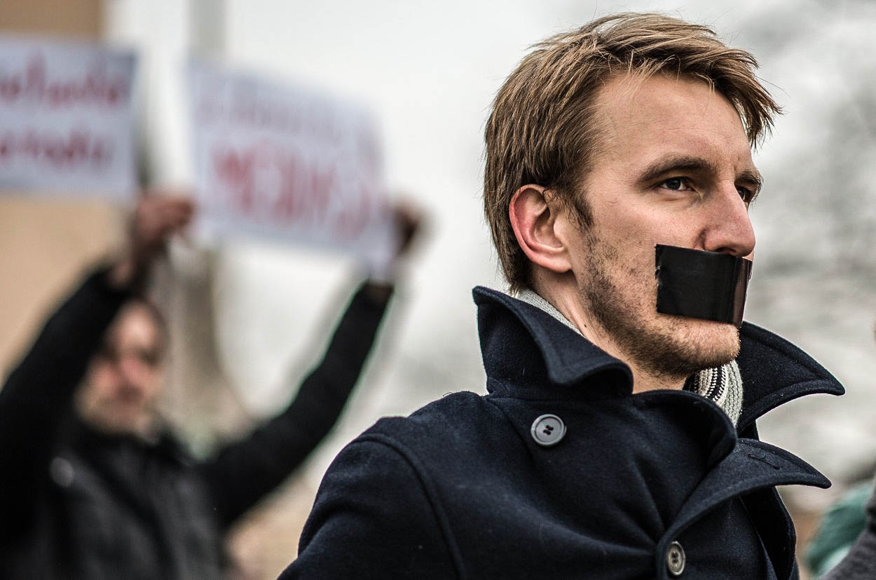 Svět čím dál víc ztrácí svobodu tisku. Také Česko je na tom hůř, varují Reportéři