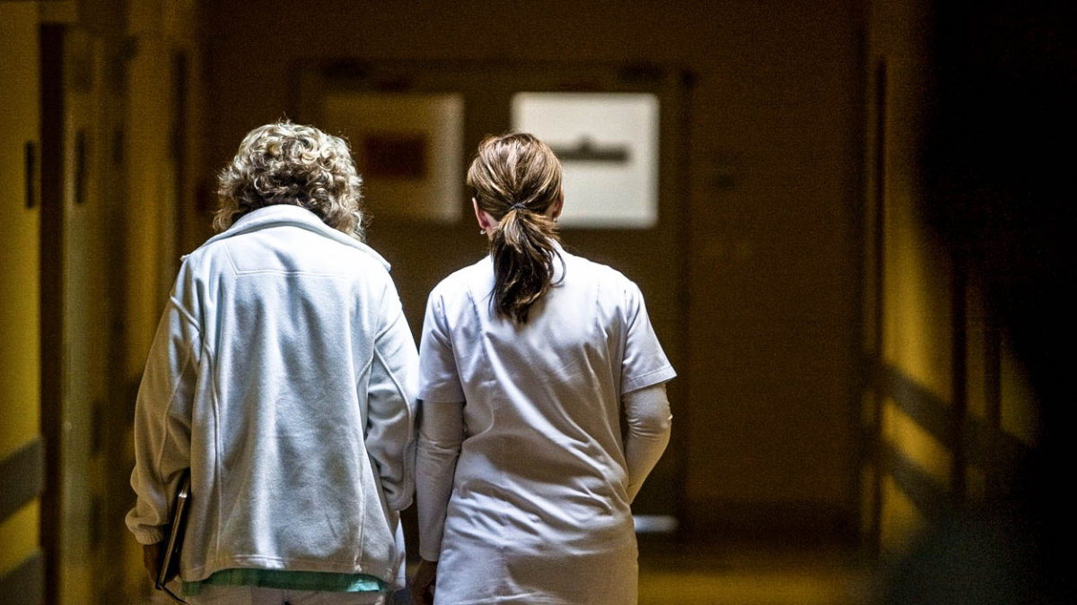 Zdravotní sestry už nemusí na vysokou. Naláká to do nemocnic nové síly?