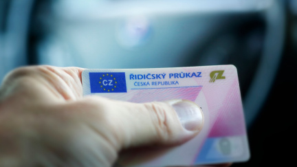 Požádat o řidičák bude možné i mimo bydliště, pořádně ale podraží