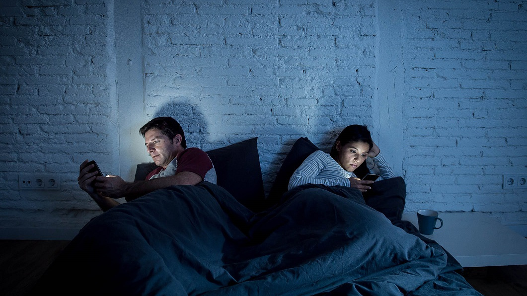 Nervózní milenci digitální éry: Jak nám mobily komplikují namlouvání