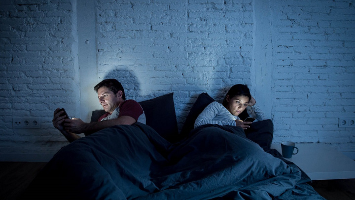 Nervózní milenci digitální éry: Jak nám mobily komplikují namlouvání