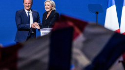 Kontroverzní spojenectví: Křeslo premiéra výměnou za 'výskok z letadla bez padáku'