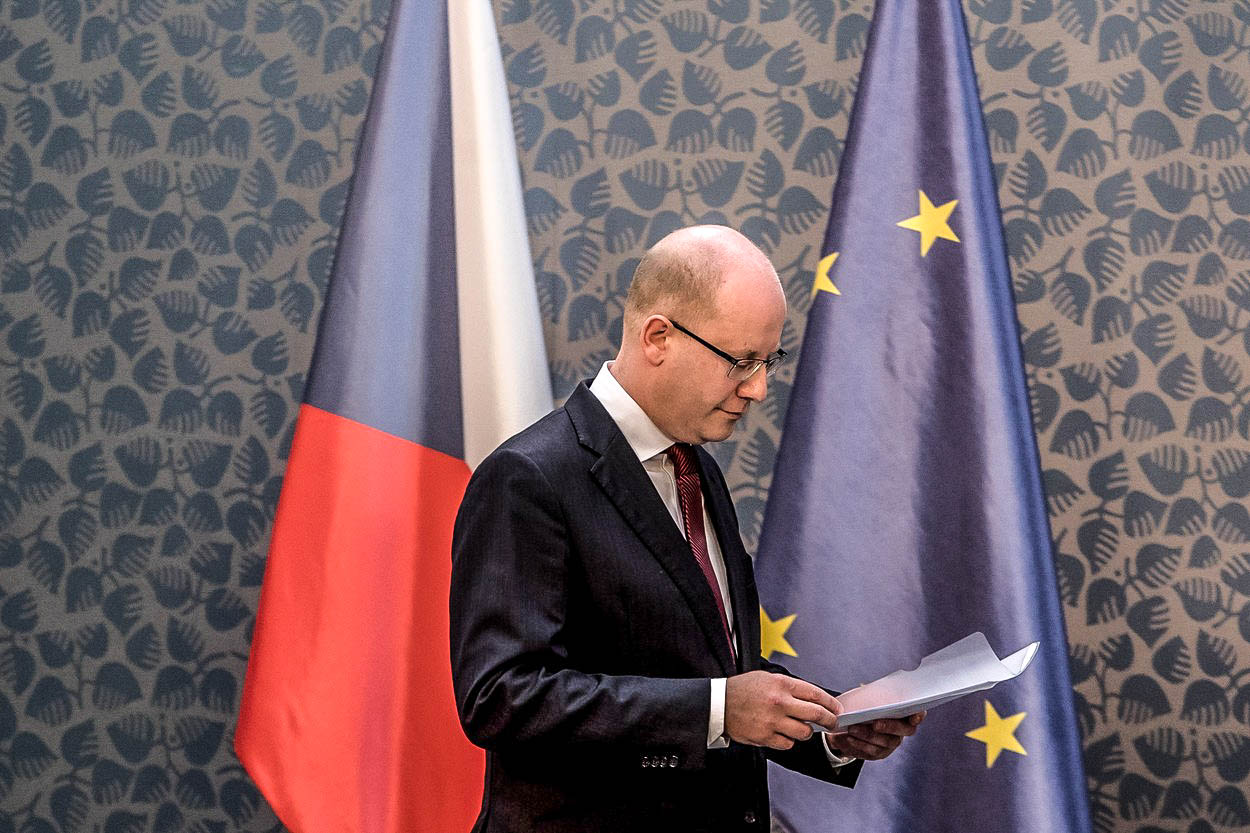 Sobotka s demisí počká do půlky května. Se Zemanem si zatím jen promluví