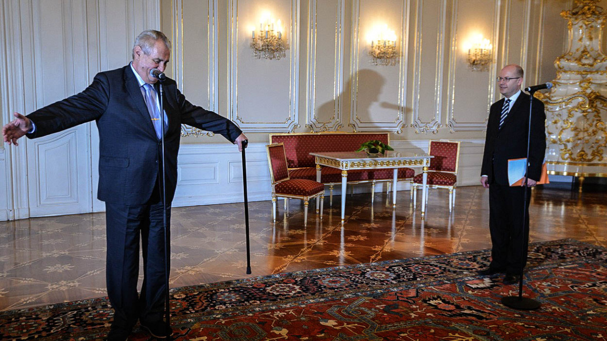 Zeman přijal demisi, kterou mu nikdo nepodal. Na Sobotku mával holí