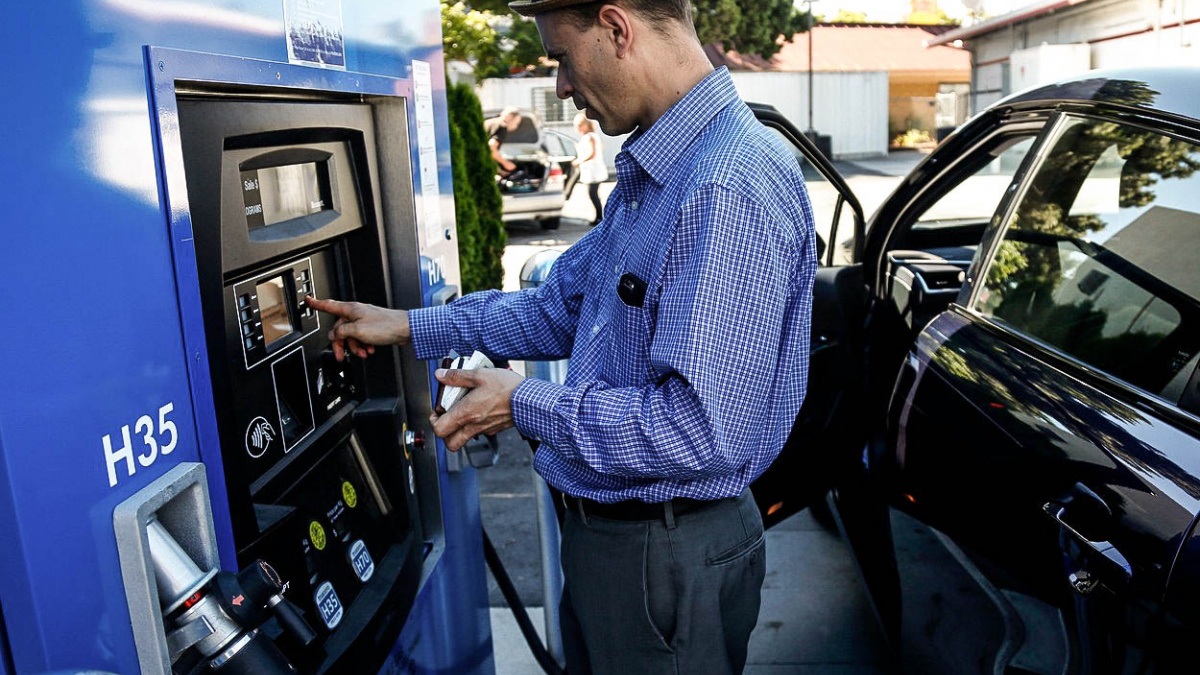 Auta na vodík mají spoustu výhod. Jen do nich není kde natankovat