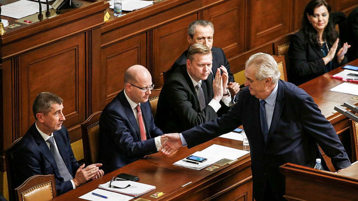 Co je víc, ústava nebo koaliční smlouva? Ústavní právníci jsou zajedno