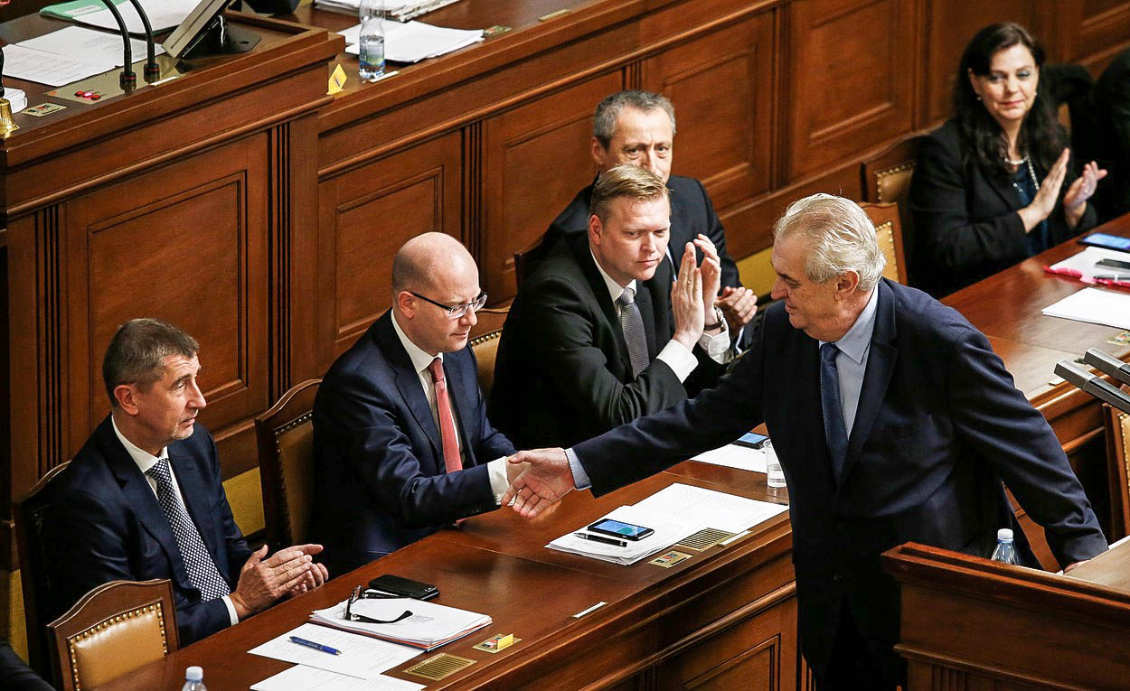 Co je víc, ústava nebo koaliční smlouva? Ústavní právníci jsou zajedno