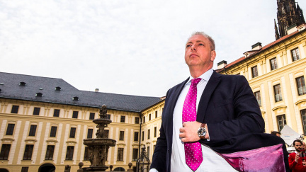 Aktualizováno: Do Číny se Zemanem nepoletí Chovanec, Zaorálek i Ludvík. Kvůli vládní krizi