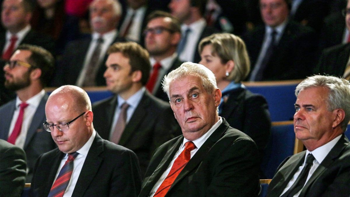 Zeman svolal schůzku. Počkal si, až premiér odjede