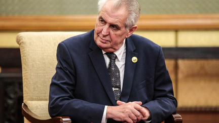 Senátoři a jejich krajní řešení: Pilují ústavní žalobu proti Zemanovi