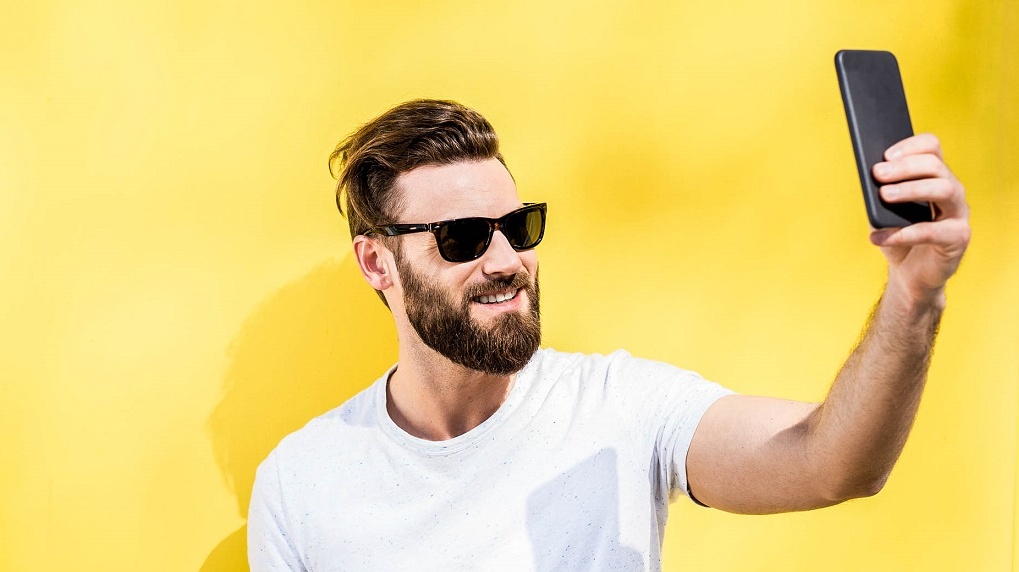 Trpí lidé, kteří rádi fotí sami sebe, narcismem?