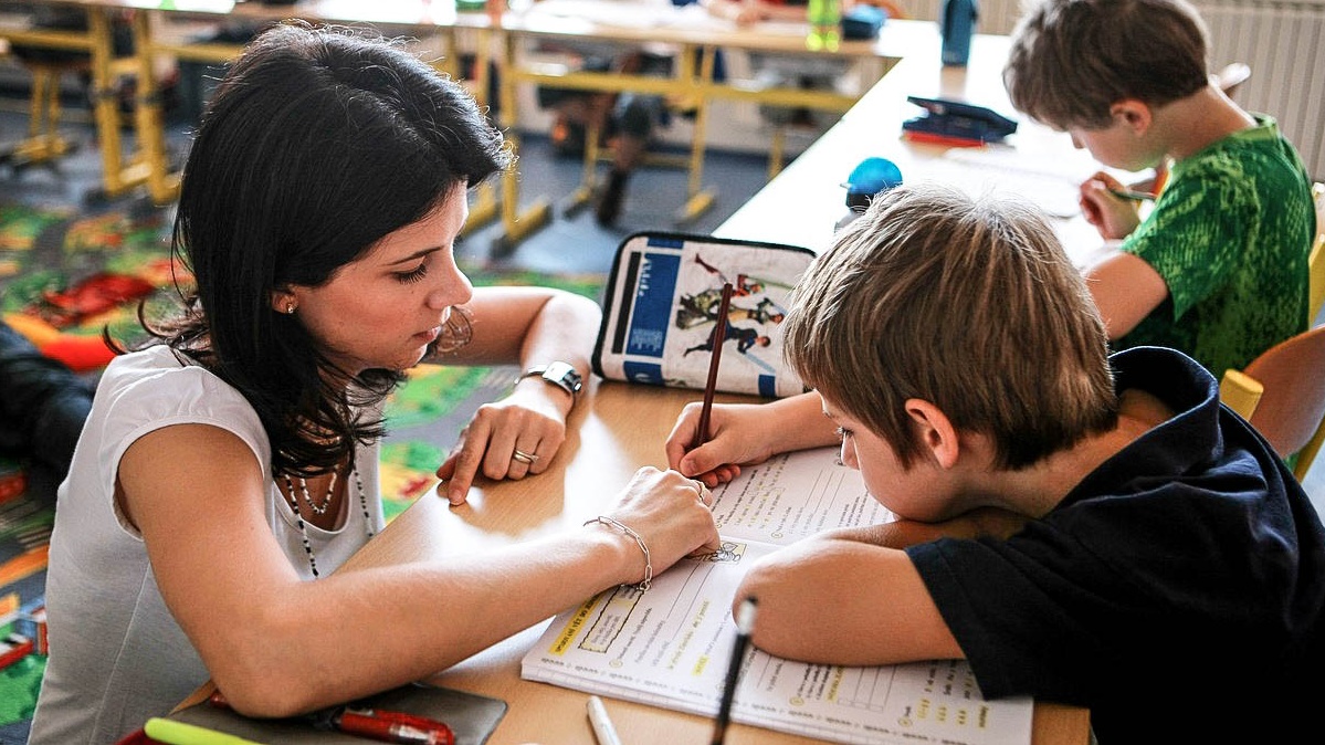 Předvolební dárek učitelům: Na jejich odměny dá vláda 400 milionů