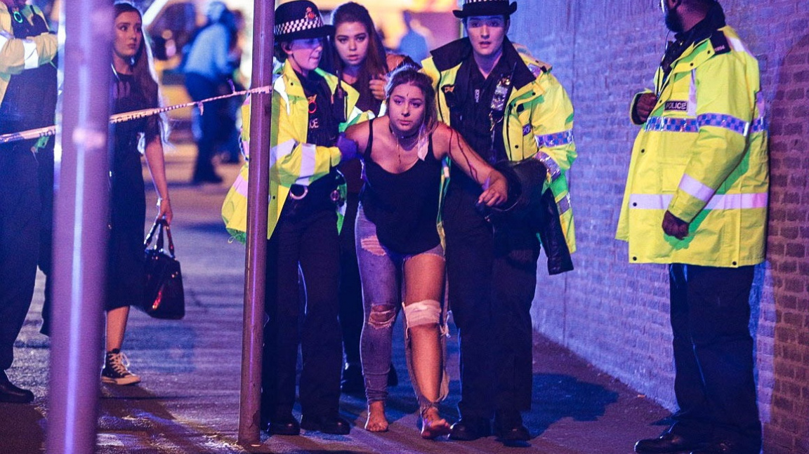Británií otřásl nejhorší teroristický útok za posledních 12 let. Zemřelo 22 lidí včetně dětí