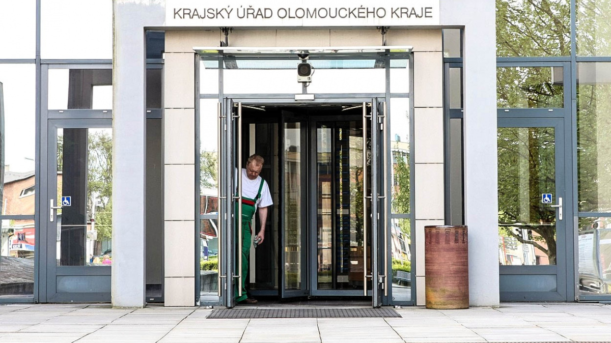 Když do čela krajského úřadu zvolí člověka, který šikanuje úředníky a porušuje zákony