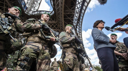 Ministryně obrany v sukních: Naváží na Johanku z Arku, nebo na Lysistratu?