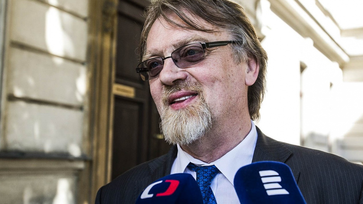 Sobotka odeslal rezignaci Valachové na Hrad. Na její místo navrhl Štecha