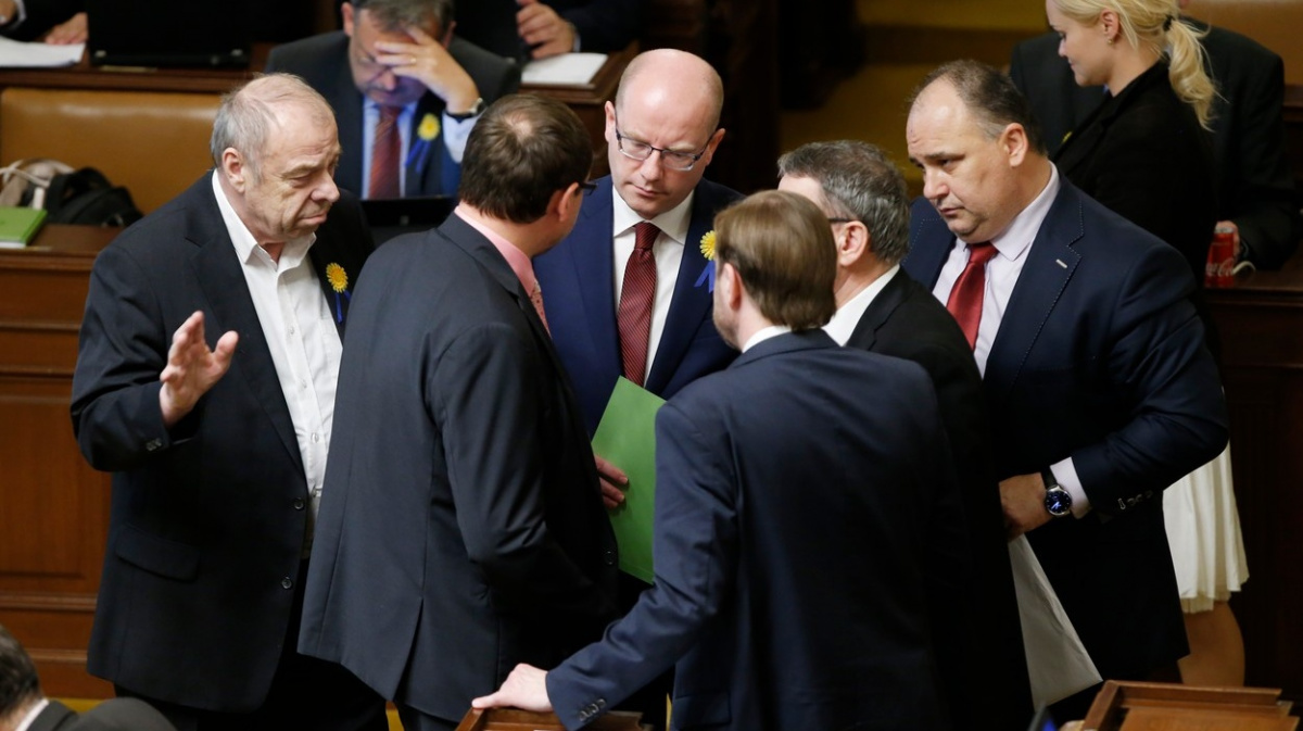 Politici si přilepší. Platy jim vzrostou o sedm procent