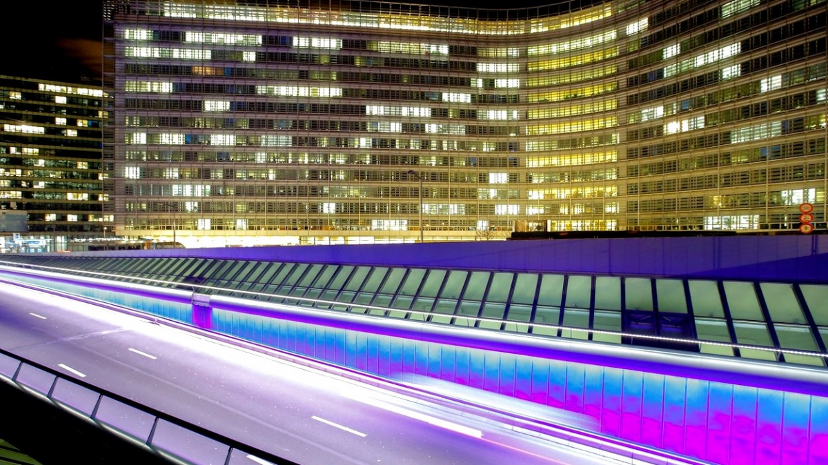 Skleněné paláce a zbytečné pomníky. Megalomanství Evropské unie stojí miliardy