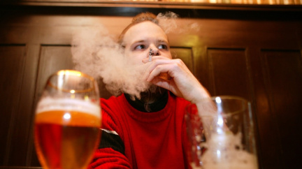 Od středy už si v hospodě nezapálíte, pokuty podnikům ale hrozí až za 90 dní
