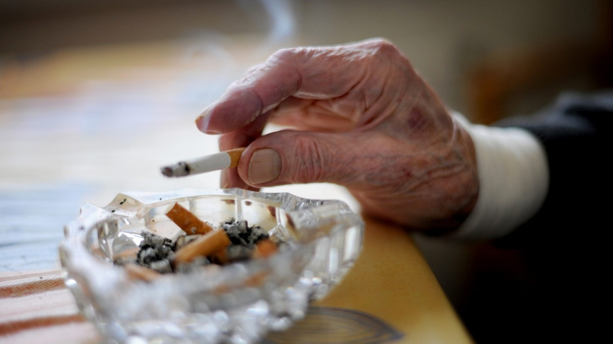 Začal zákaz kouření. Nedovolená cigareta vyjde na pět tisíc