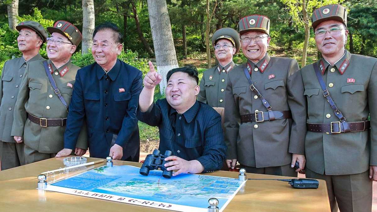 Kim vesele zkouší rakety a vysmívá se světu. Z protestů se stala rutina