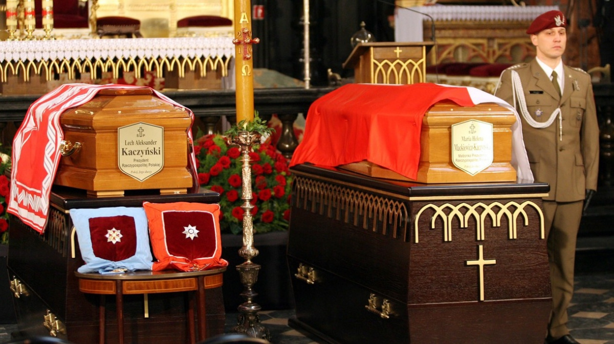 V Kaczyńského rakvi jsou i jiná těla, zjistili vyšetřovatelé smolenské nehody