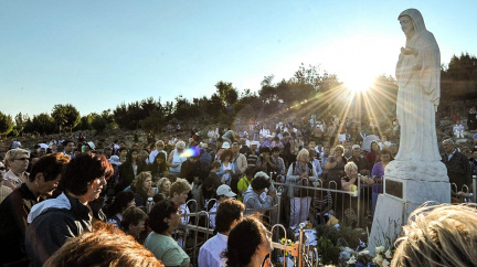 Navštíví ji ročně miliony lidí. Nevěřícímu papeži navzdory