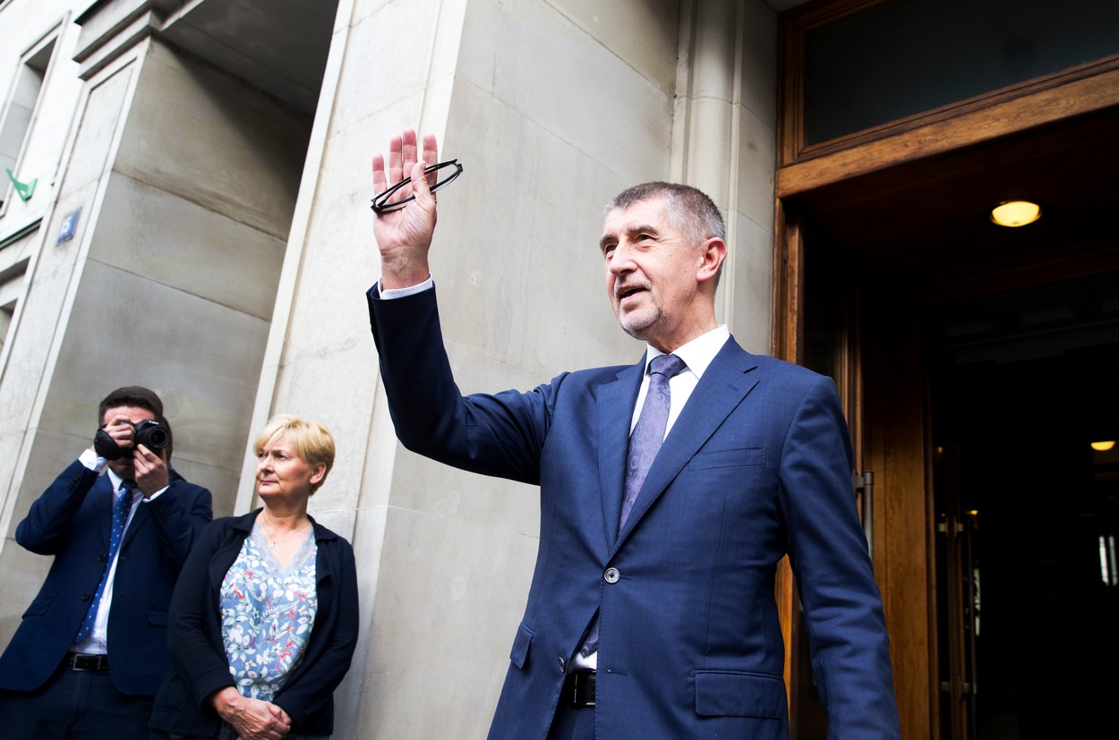 Odcházející Babiš vykouzlil další dluhy. Inspiroval se u Sobotky?