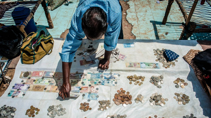 Pokus o bezhotovostní ekonomiku: Jak to dopadne, když se zruší papírové peníze?