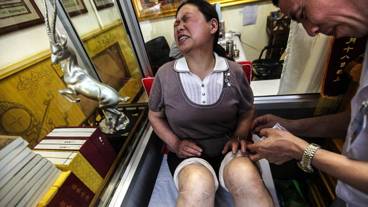 Vzestup starobylého léčitelství: Odradit od něj nedokáže ani skepse Západu