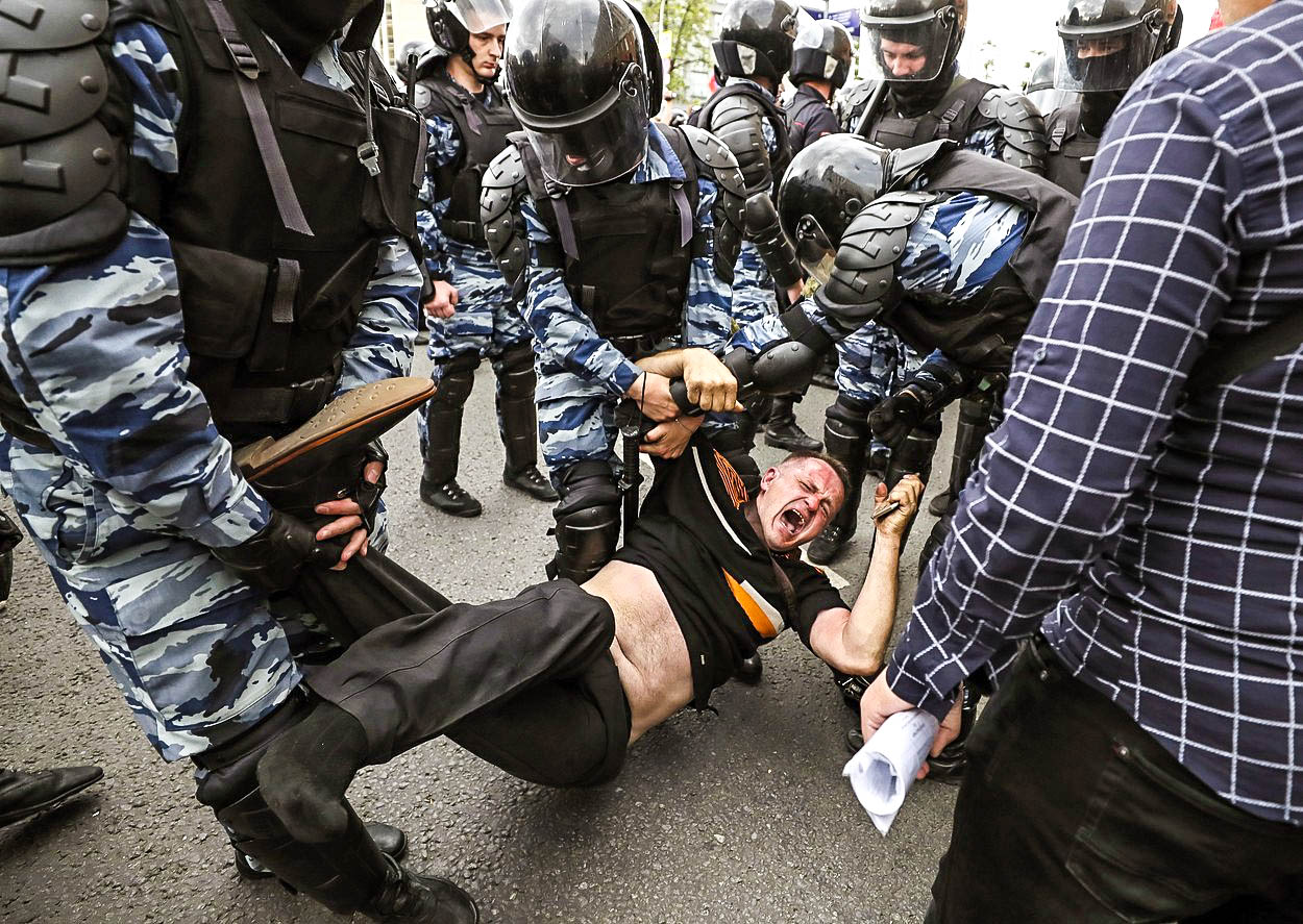 Rytíři, tanky a kosmonauti zatýkající opozici: Divoký státní svátek v Moskvě