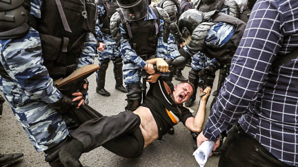 Rytíři, tanky a kosmonauti zatýkající opozici: Divoký státní svátek v Moskvě