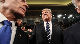 Trumpa žaluje rekordní počet zákonodárců. Přes firmy prý bere peníze od cizích vlád