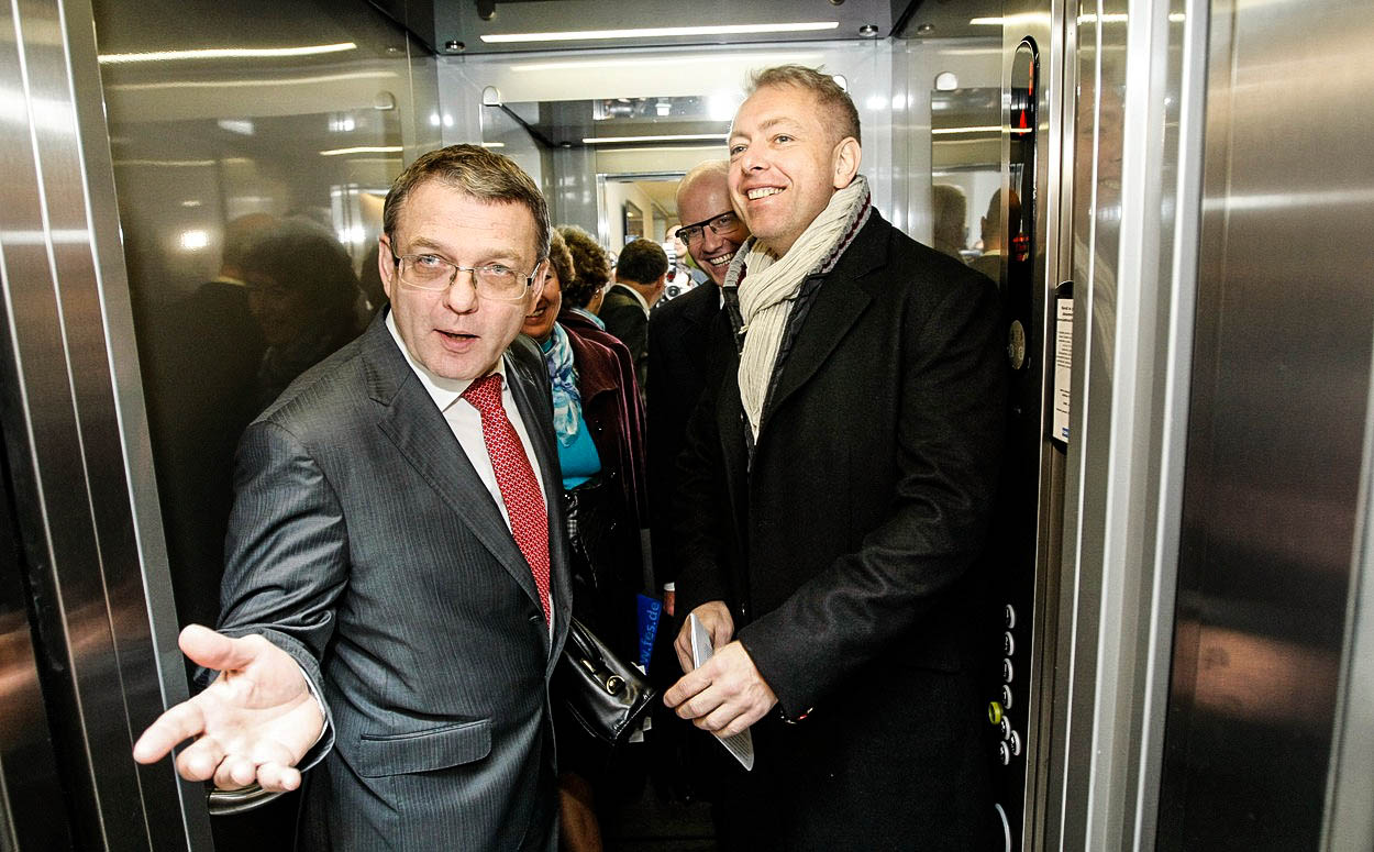 Oranžoví koledníci s vinčestrovkou