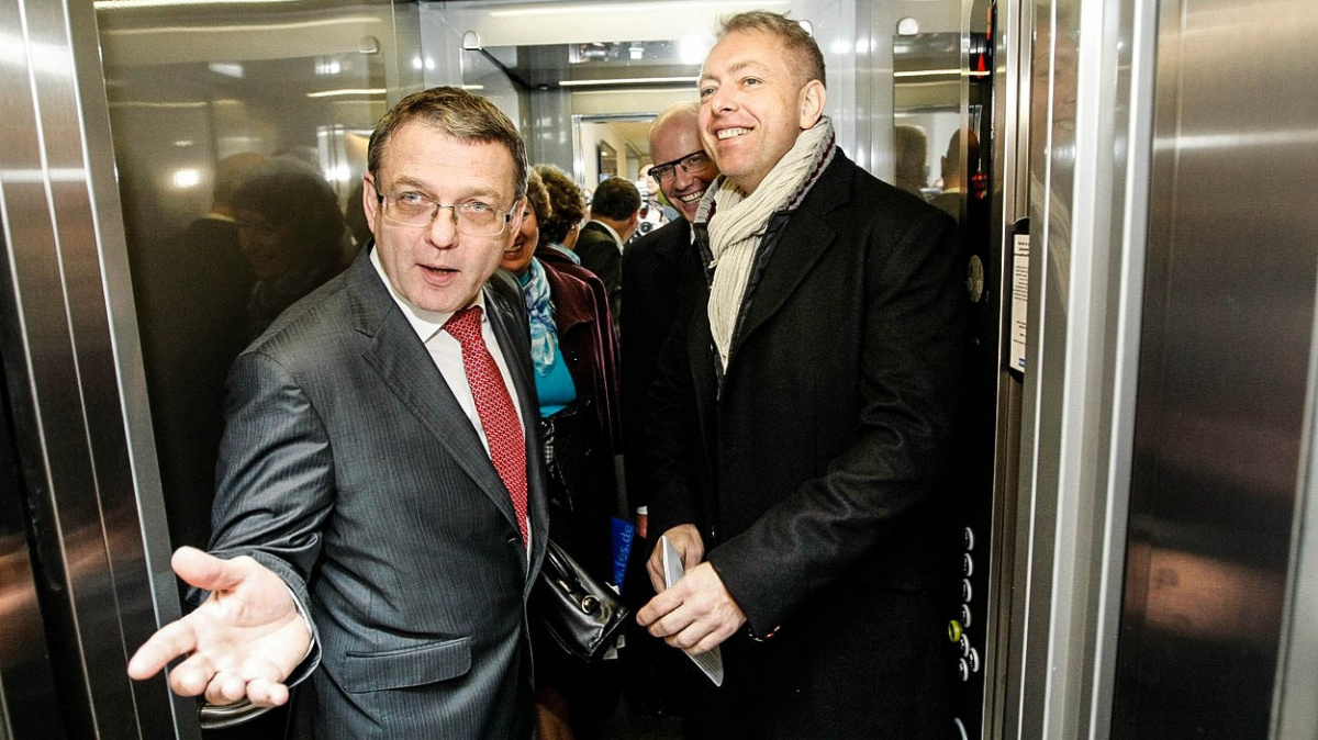 Oranžoví koledníci s vinčestrovkou