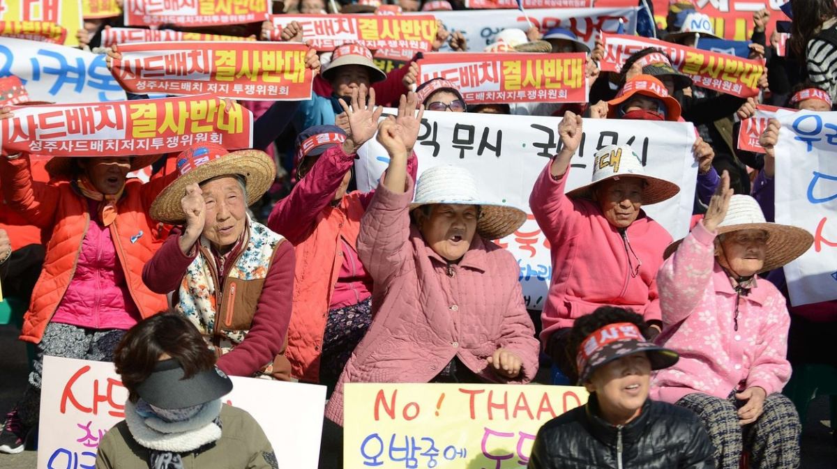 Jihokorejské babičky bojují s americkou armádou. Osobně brání raketám