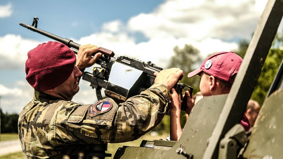 Bezpečnost v rizikové společnosti. Máme se chopit zbraní na vlastní obranu?