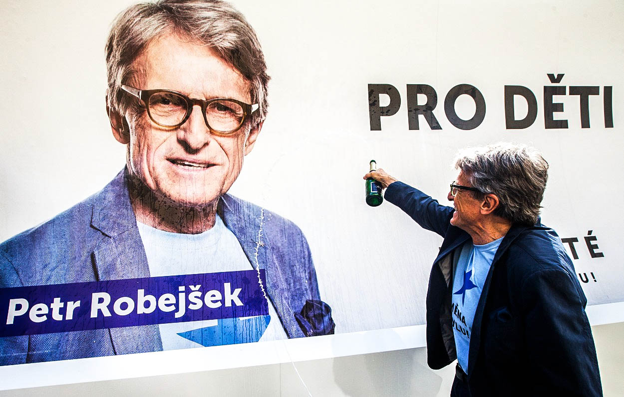 Politický bizár na vzestupu: Osahávání, bojové tance a večerní róba se samopalem