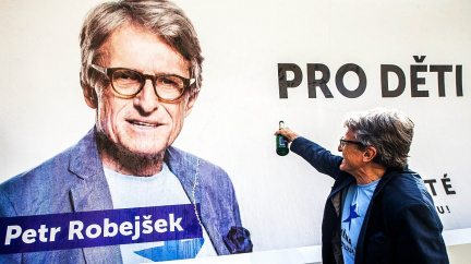 Komentář: Politický bizár na vzestupu: Osahávání, bojové tance a večerní róba se samopalem