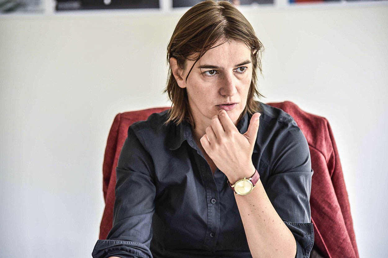 Revoluce v srbských dějinách: Vládu možná sestaví žena a navíc lesba