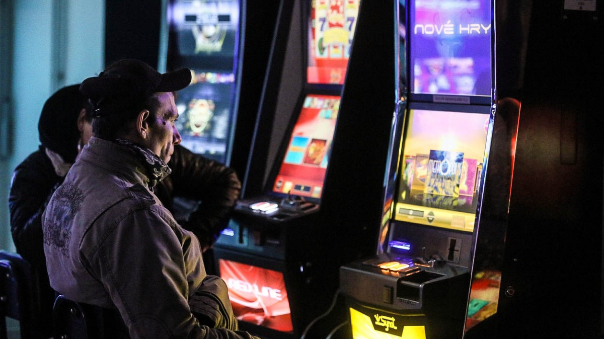 Nový zákon o hazardu platí půl roku: Automatů je víc, registr hráčů pořád v nedohlednu