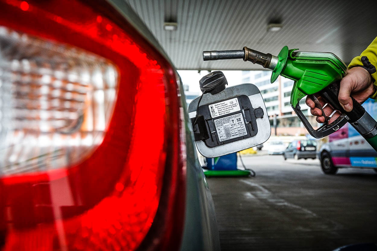 Benzín i nafta budou zase pod třicet. Natruc carovi a šejkům