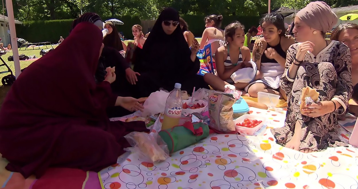 Muslimky se na plovárně dožadují plavčic, mužský personál odmítají