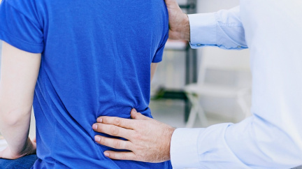 Olomoucký lékař vyvinul nový implantát ploténky. Rychleji uleví od bolesti