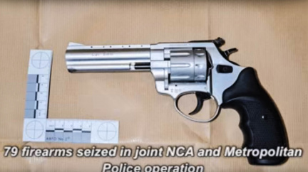 Britové zabavili rekordní dodávku zbraní. Mezi pašeráky je i muž z Čech