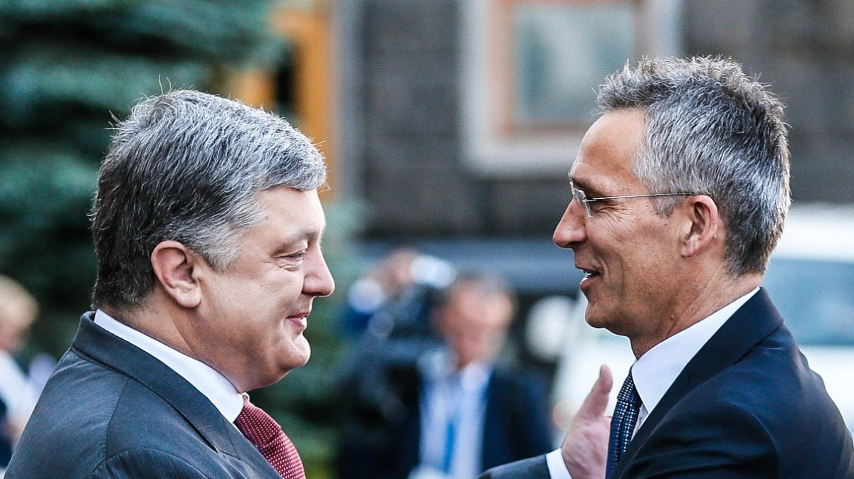 Ukrajina začíná jednat o členství v NATO, tvrdí Porošenko