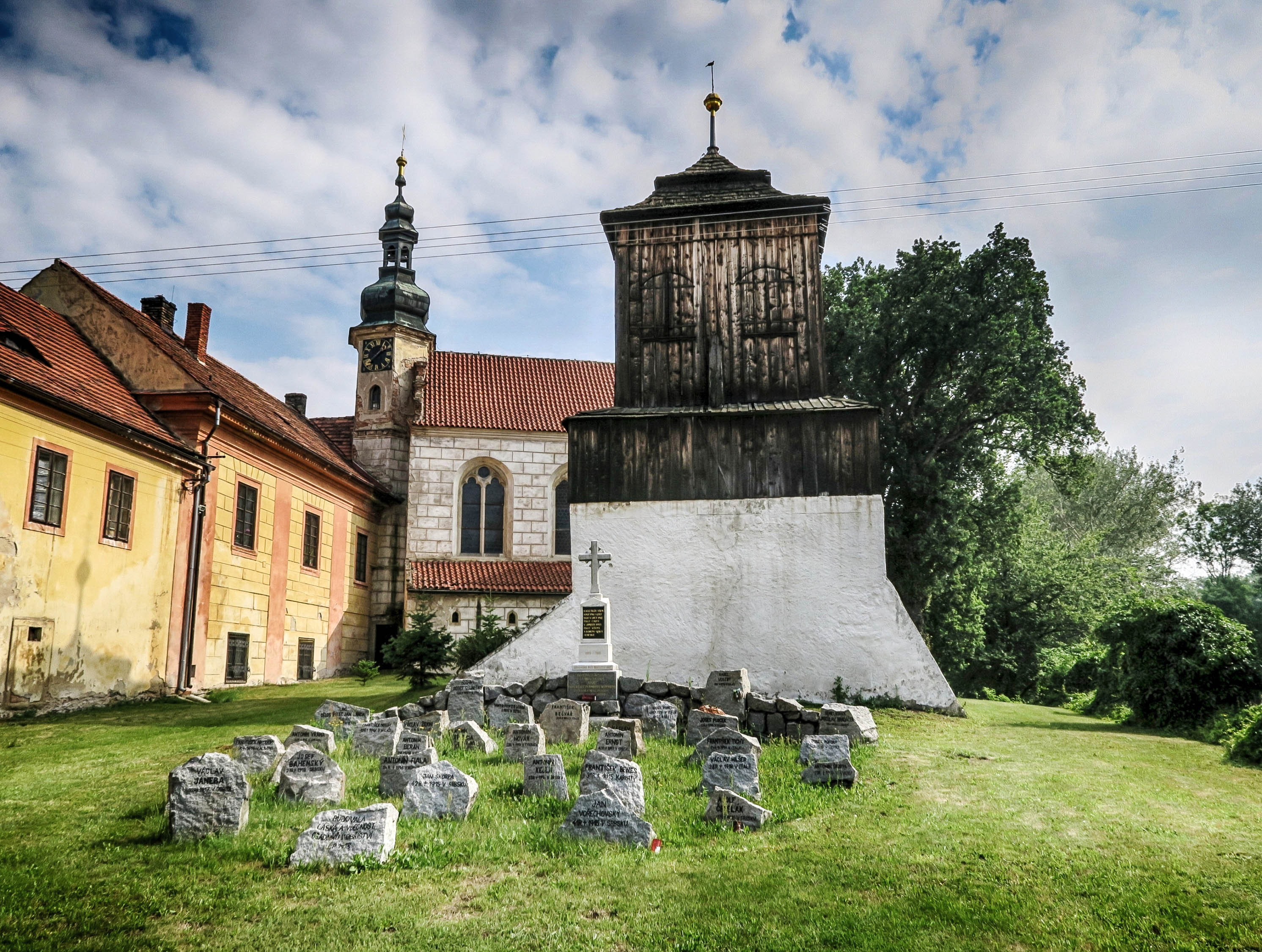 Zapadlá obec na Mělnicku, kam kdysi mířily davy slavných osobností