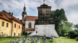 Zapadlá obec na Mělnicku, kam kdysi mířily davy slavných osobností